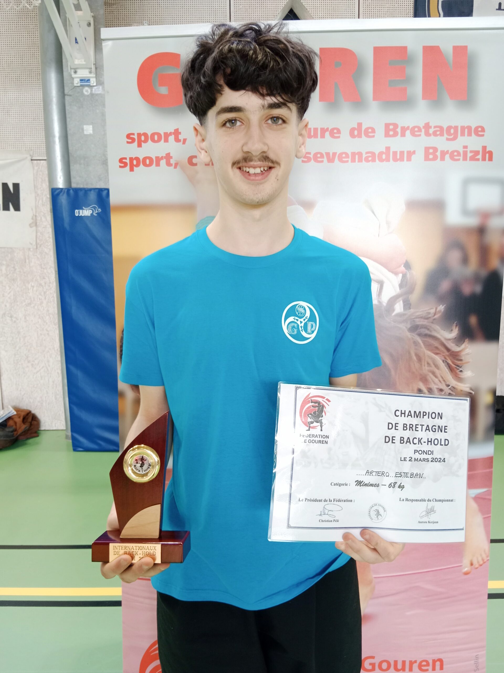 Esteban Artero conserve son titre de champion de Bretagne de back hold chez les minimes -68 kg.